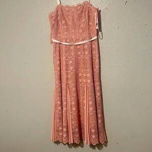 Ladies Gianni Bini dress that can be strapless.